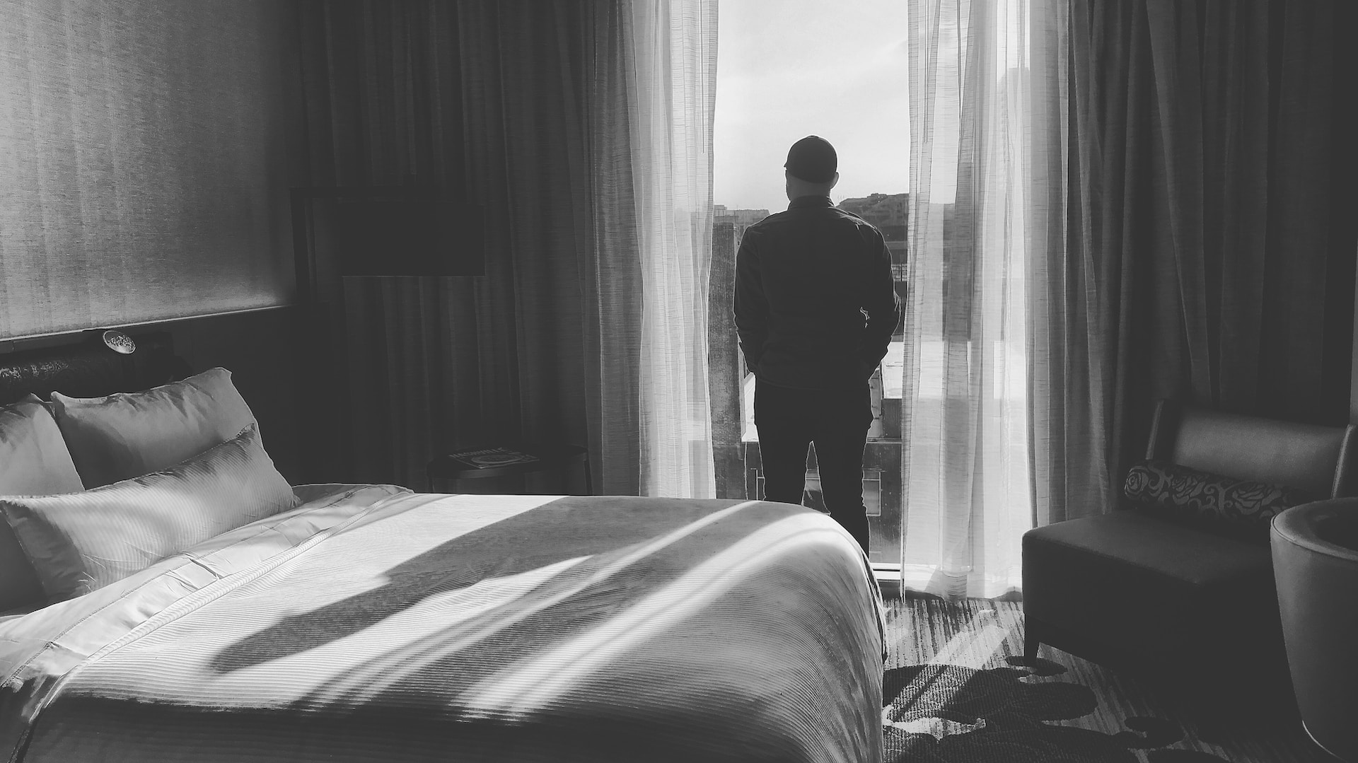 / Jon Tyson (Unsplash) Hombre en habitación