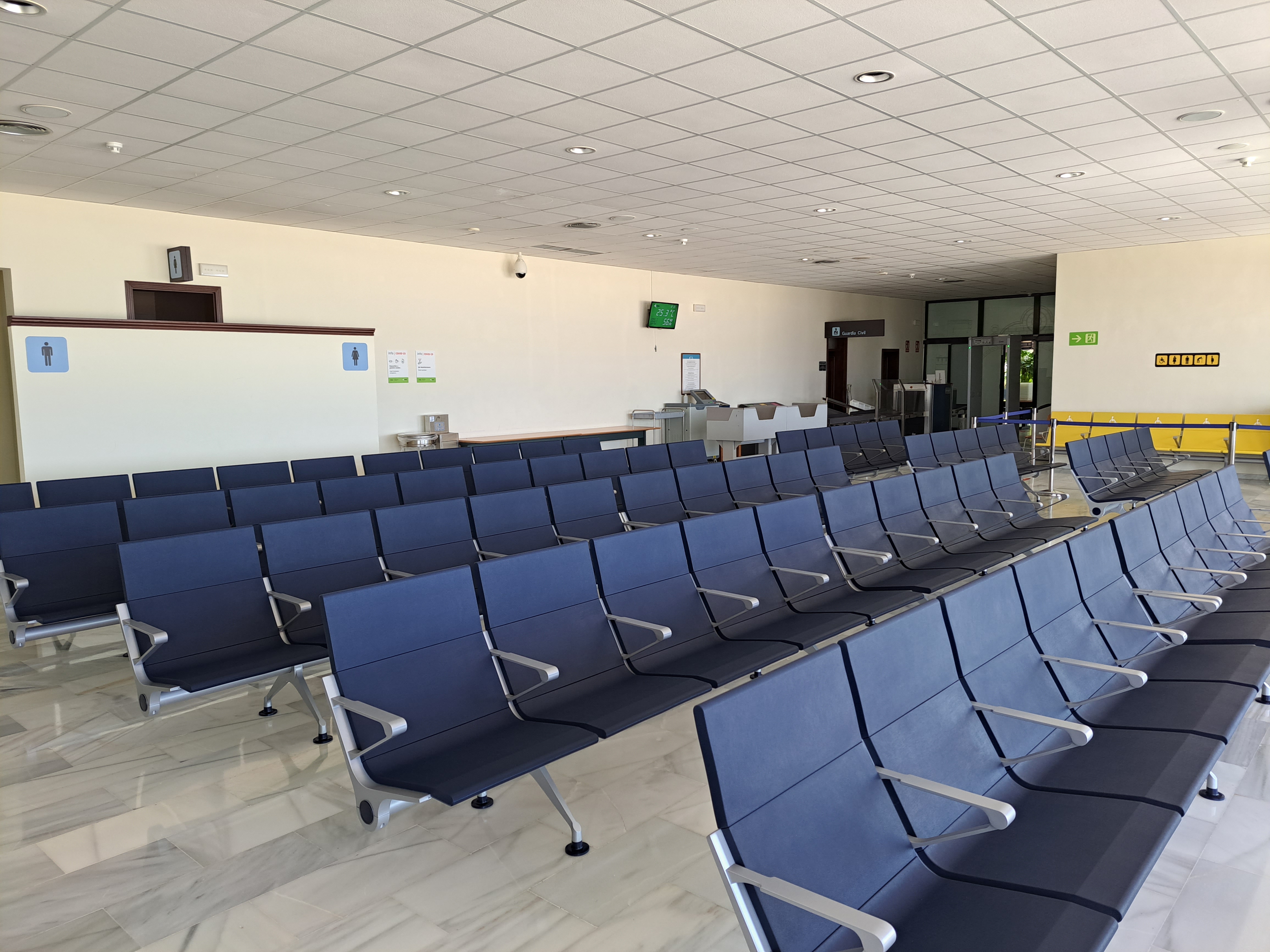 Asientos de la terminal de pasajeros del Aeropuerto La Gomera