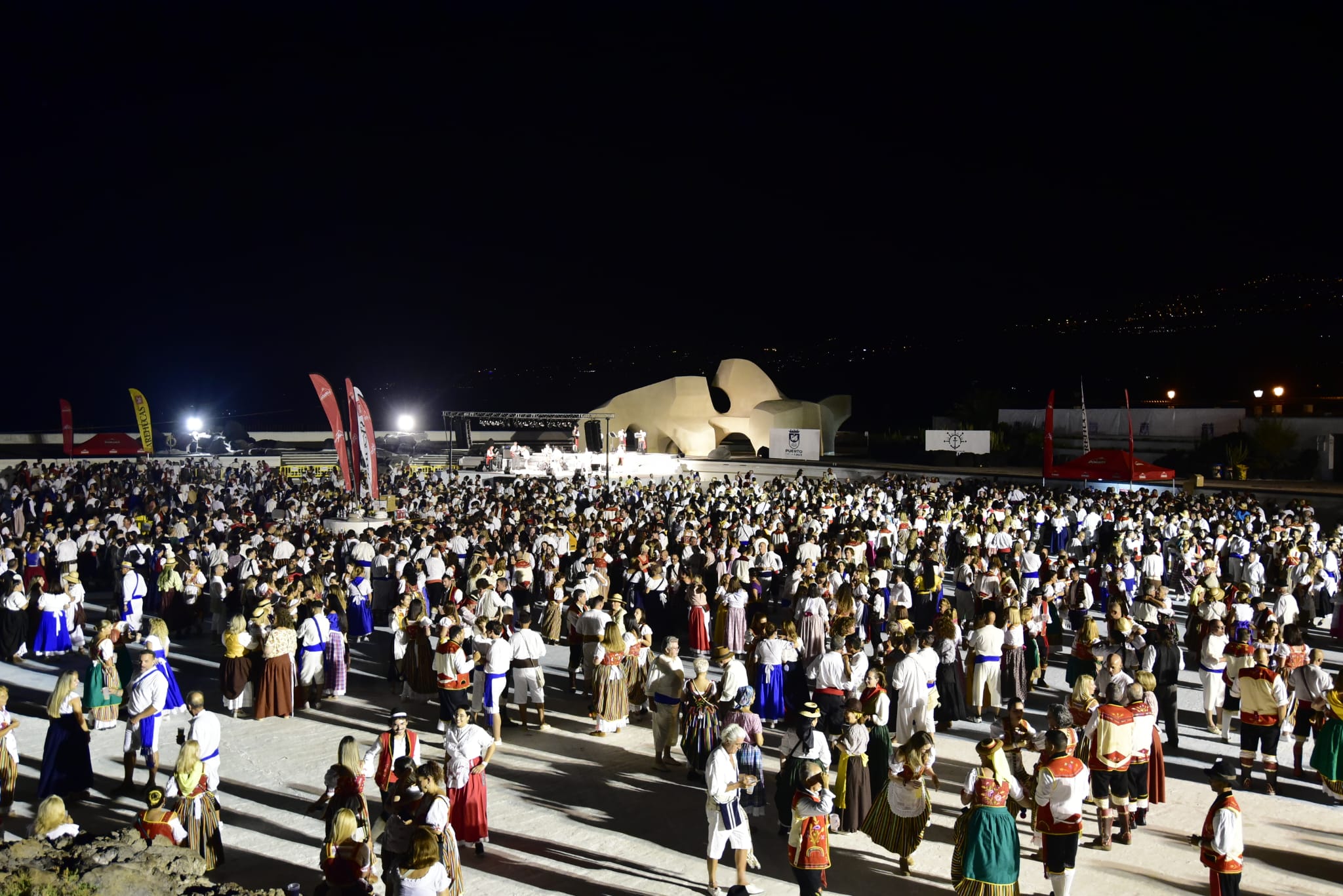 Cena canaria y Baile de magos en Costa Martiánez, Tenerife/ canariasnoticias.es