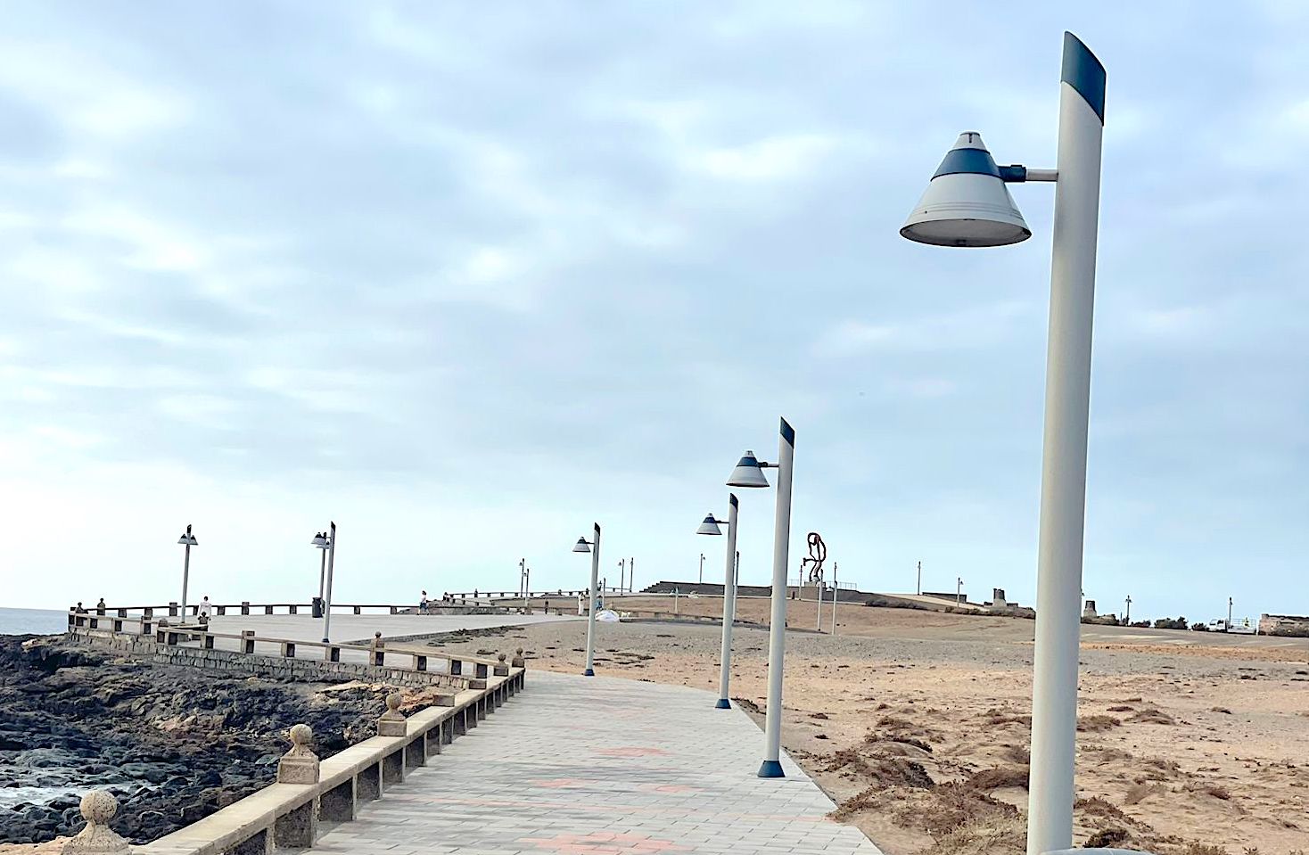 Luminarias en paseo marítimo de Arinaga / CanariasNoticias.es 