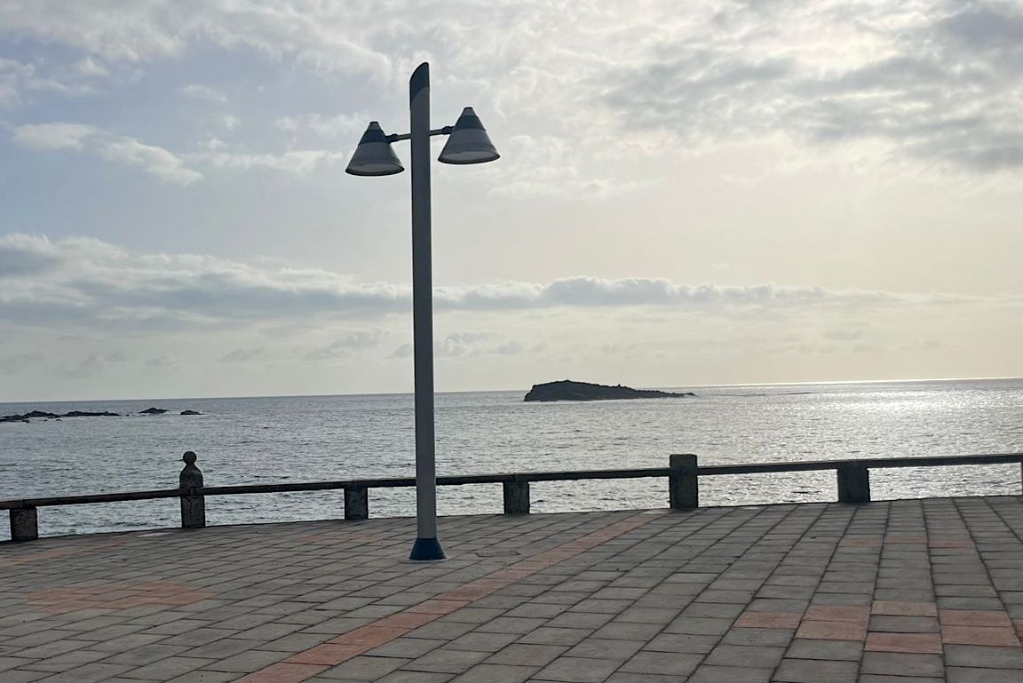 Luminarias en paseo marítimo de Arinaga / CanariasNoticias.es 