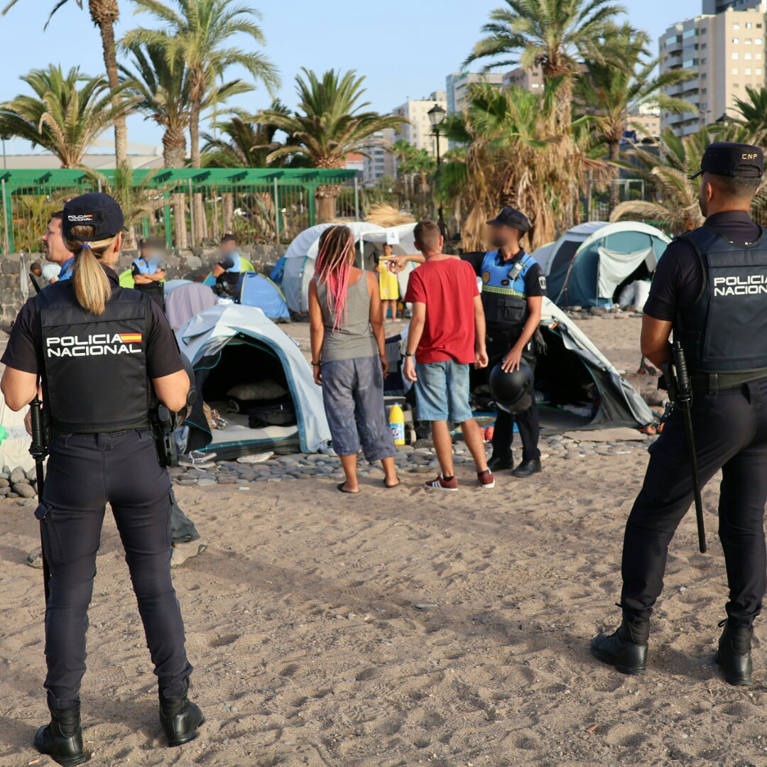 Retirada de usuarios de la playa del Parque Marítimo / CanariasNoticias.es 