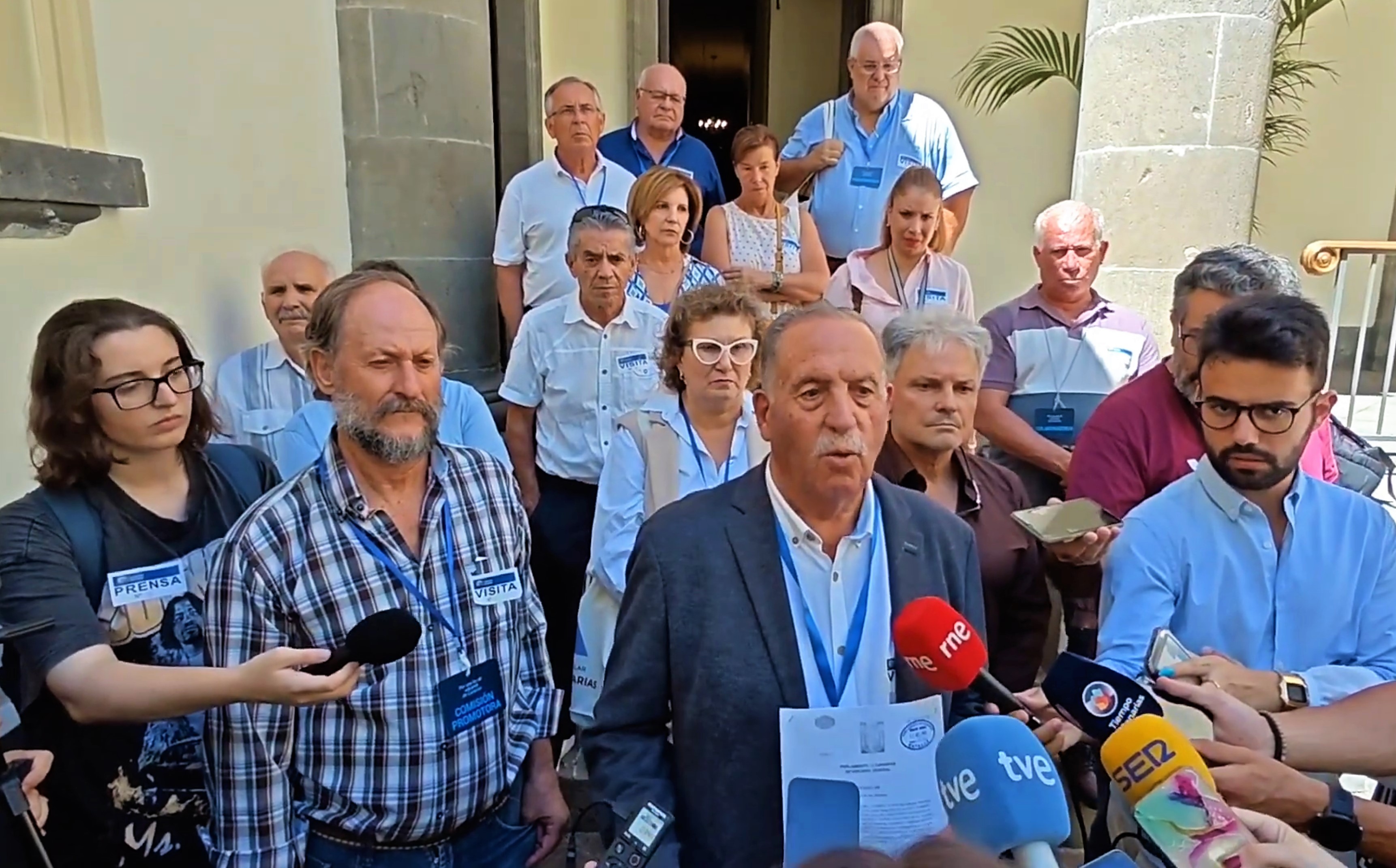 Entrega de firmas en el Parlamento de Canarias / CanariasNoticias.es 