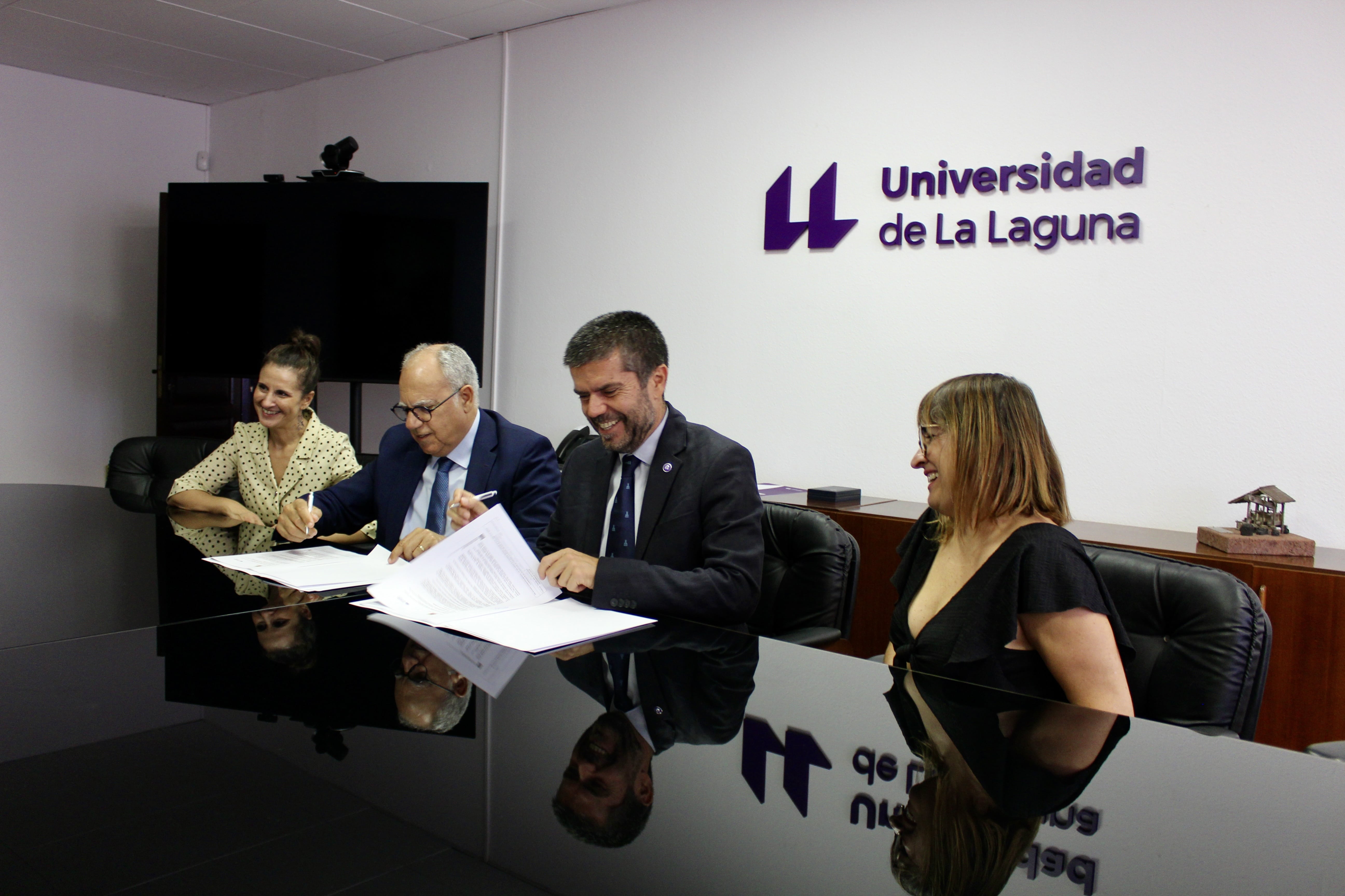 Firma del convenio / CanariasNoticias.es Firma del convenio / CanariasNoticias.es