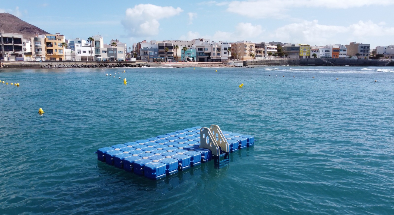 Plataforma flotante en Playa de Arinaga / CanariasNoticias.es 