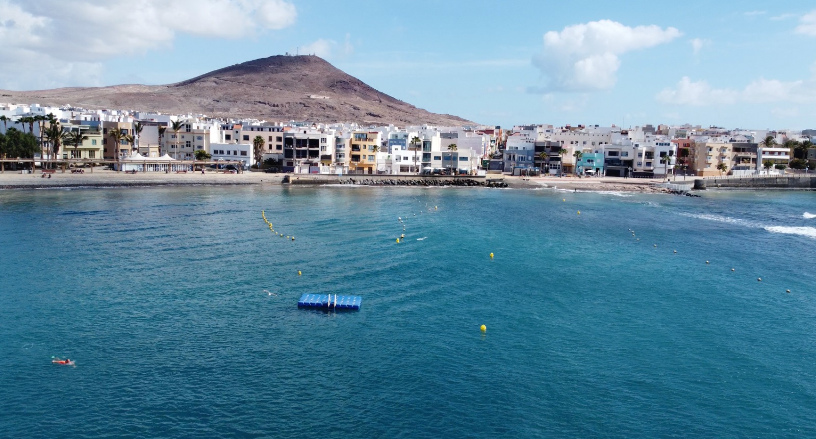 Plataforma flotante en Playa de Arinaga / CanariasNoticias.es 