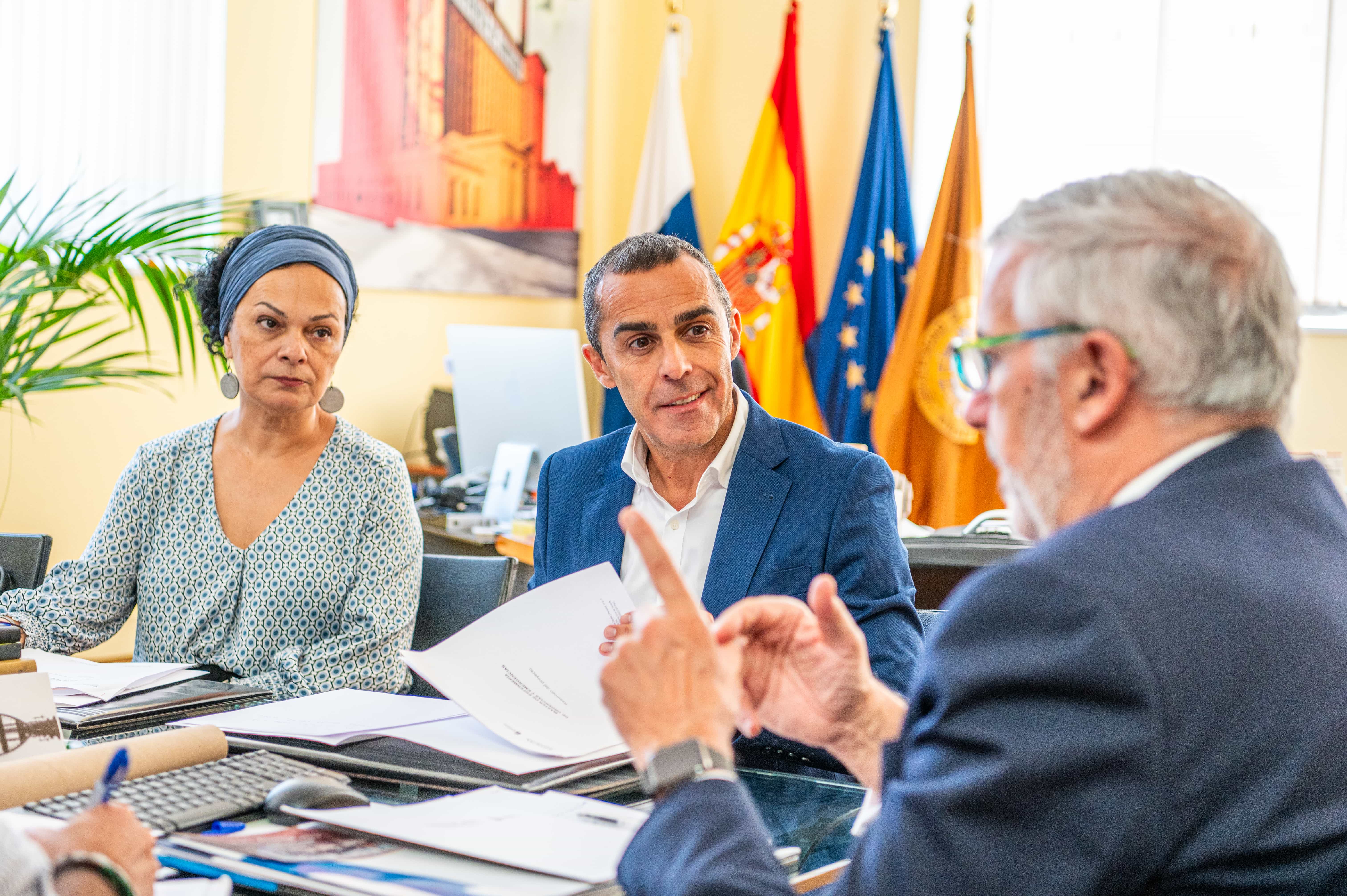 Momento de la firma del convenio ESSSCAN y la ULPGC/ canariasnoticias.es