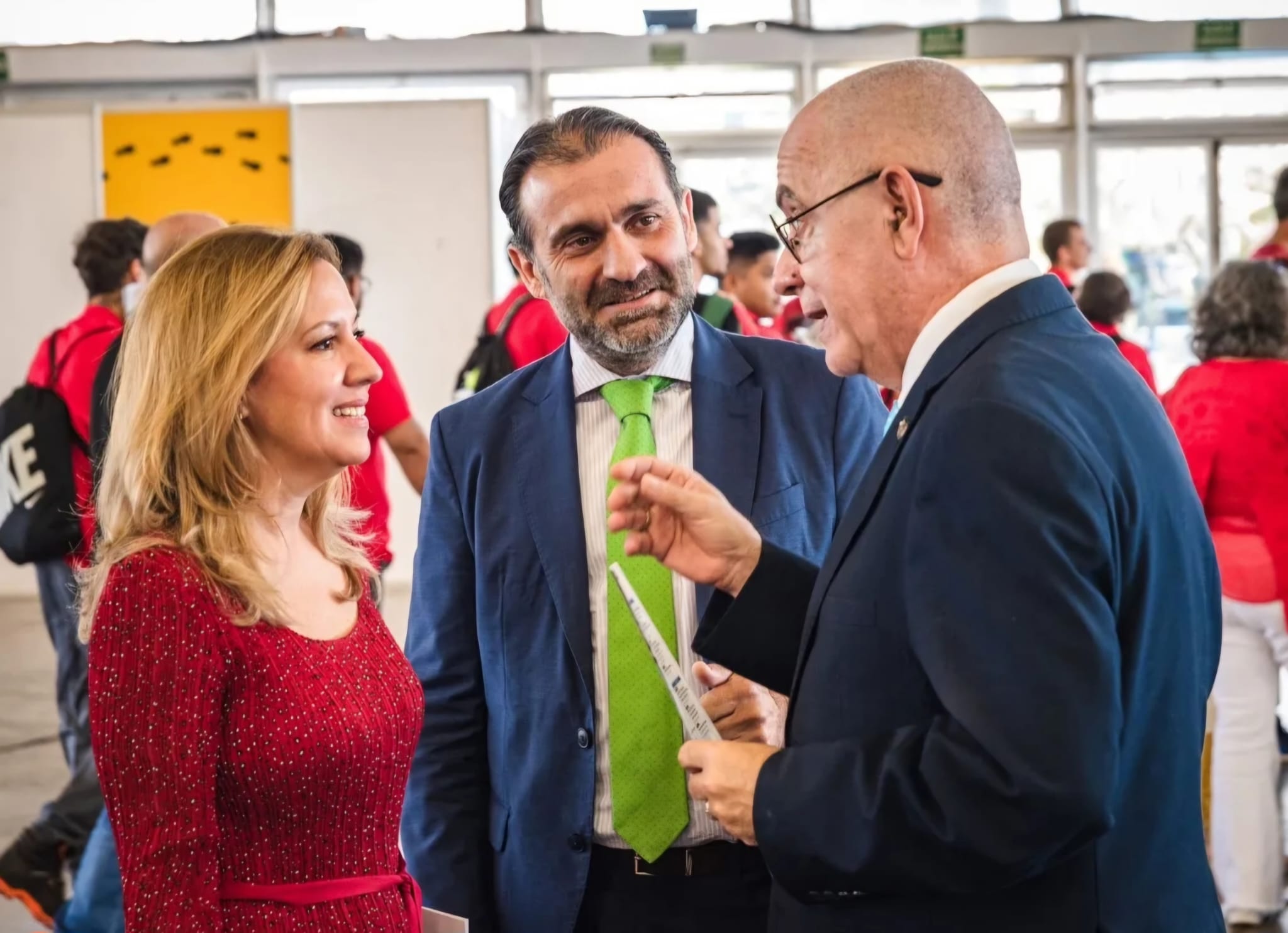 Oscar Izquierdo, con la presidenta del Cabildo Insular de Tenerife, Rosa Dávila y el consejero de Industria de la Institución Insular,  Manuel Fernández