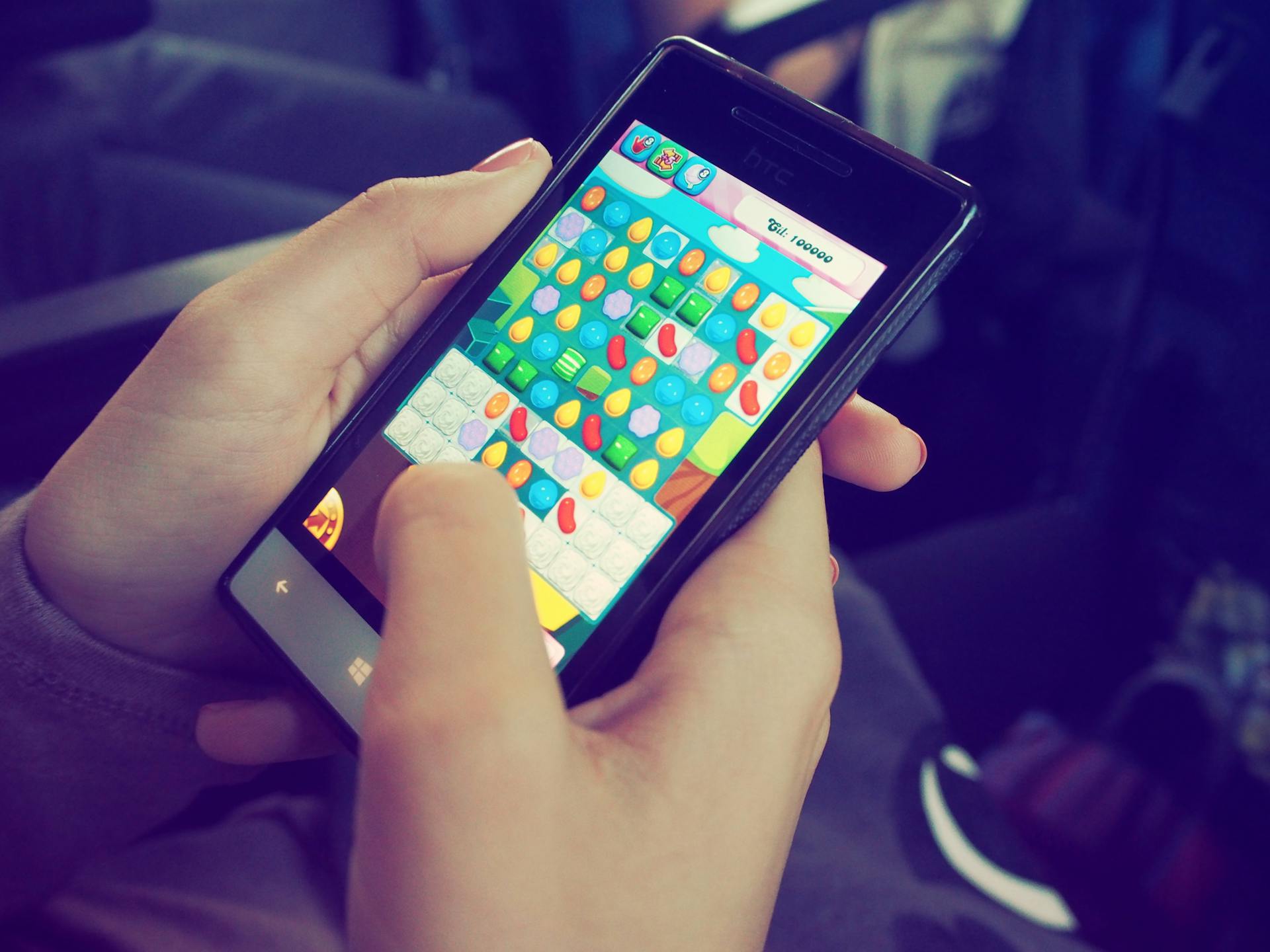 / Beata Dudová (Pexels) jugando en movil