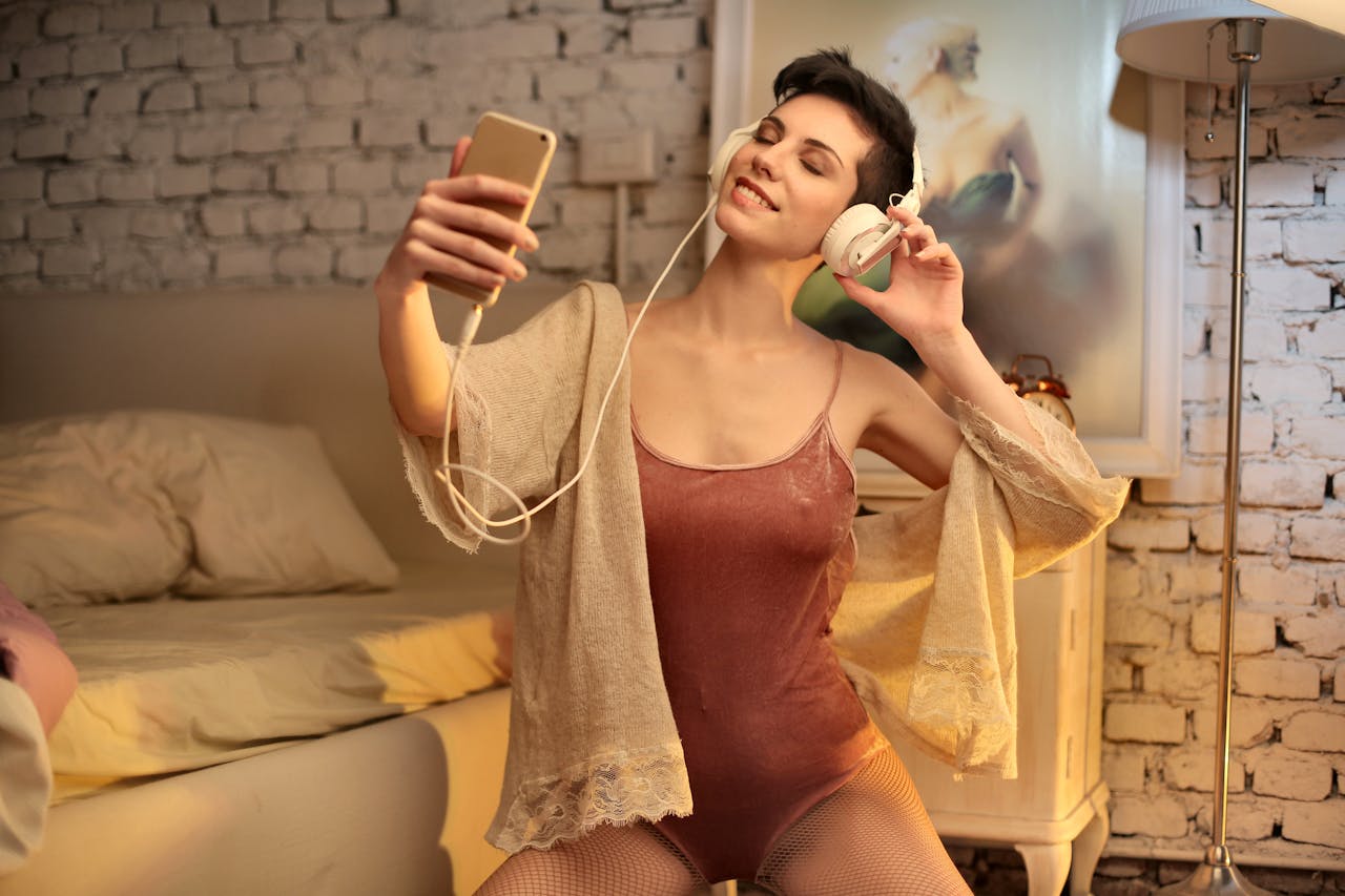 / Andrea Piacquadio (Pexels) Mujer con móvil