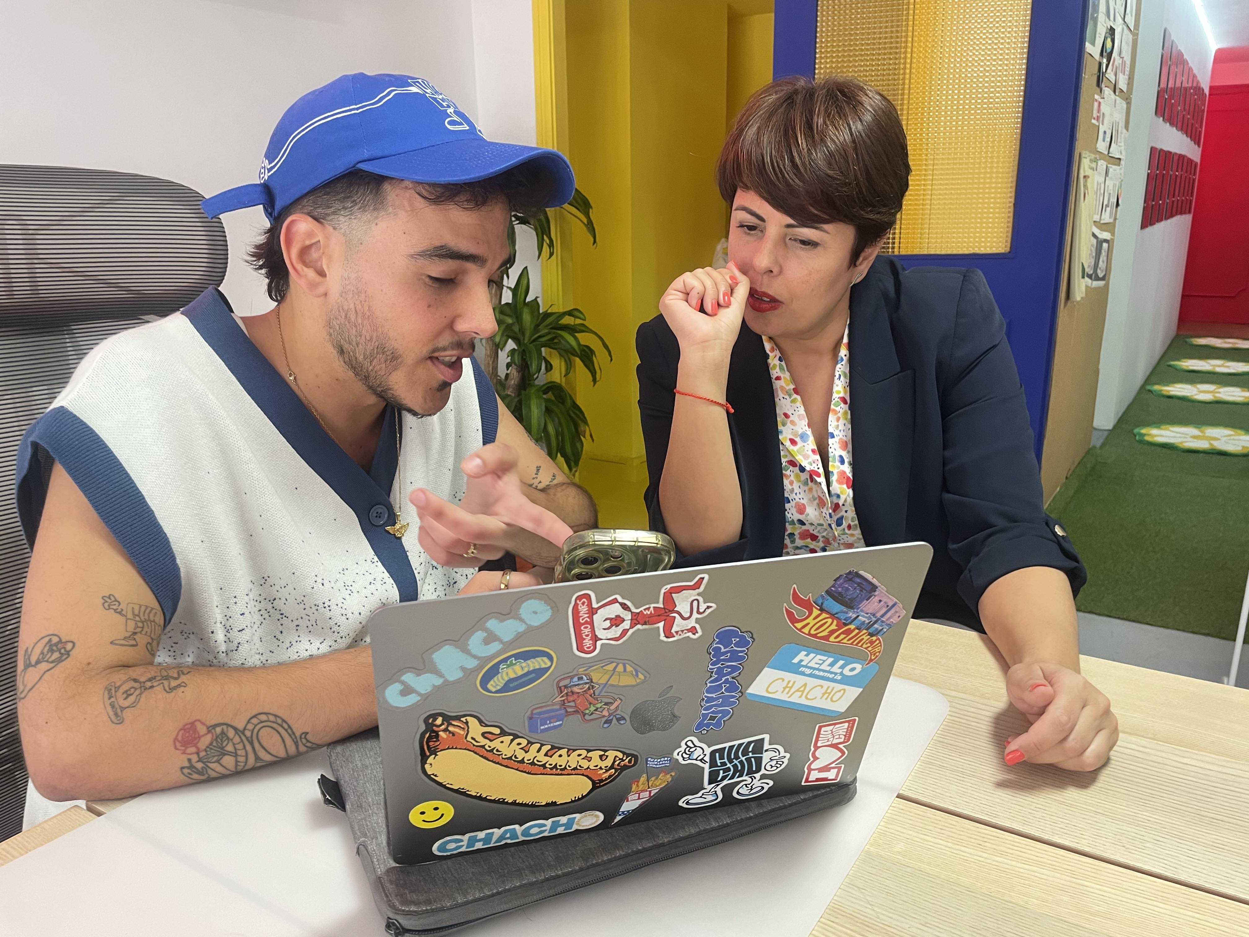 Minerva Alonso visita la firma Chacho SVNRS / CanariasNoticias.es 
