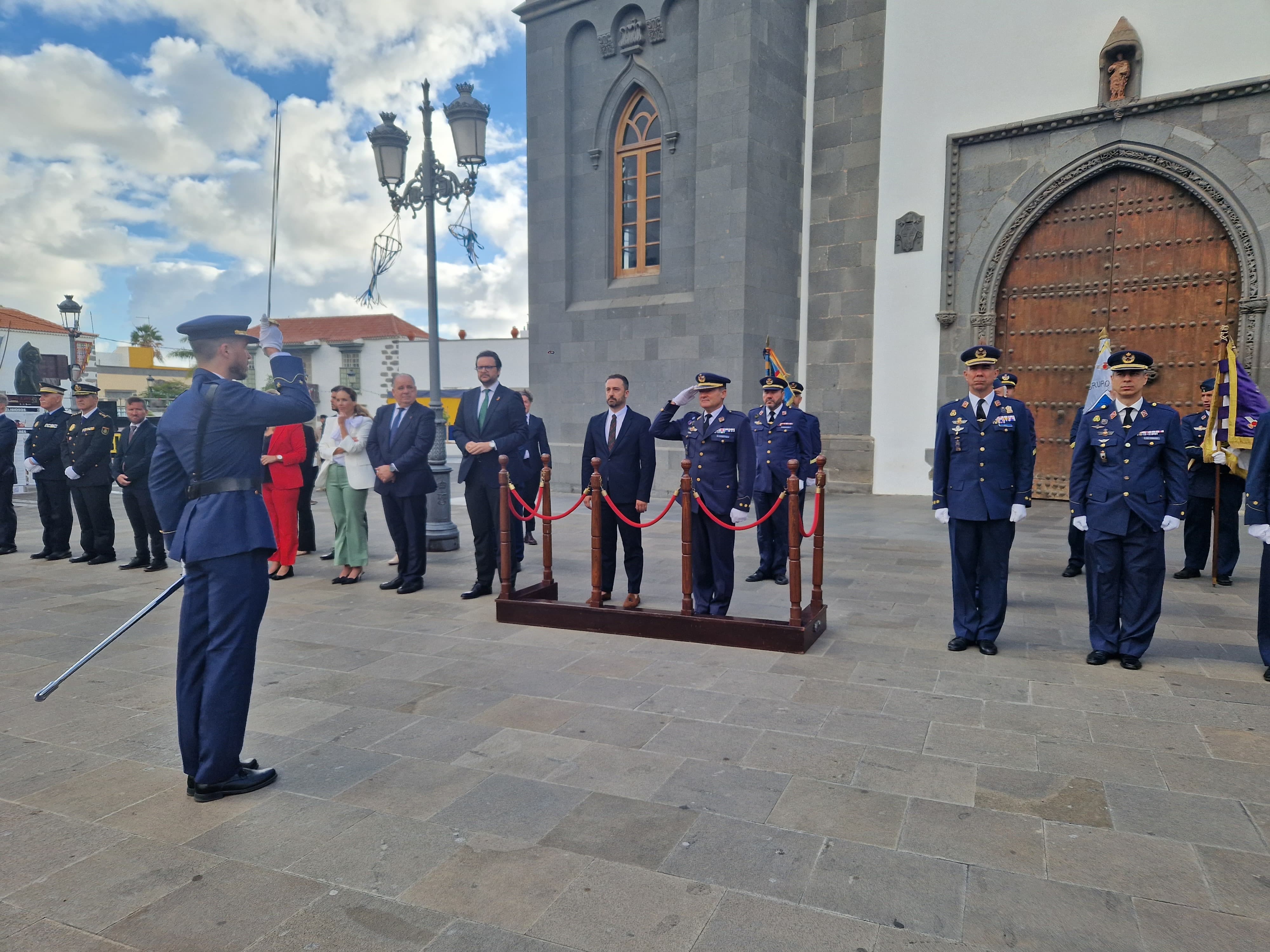 Izado bandera nacional / CanariasNoticias.es 