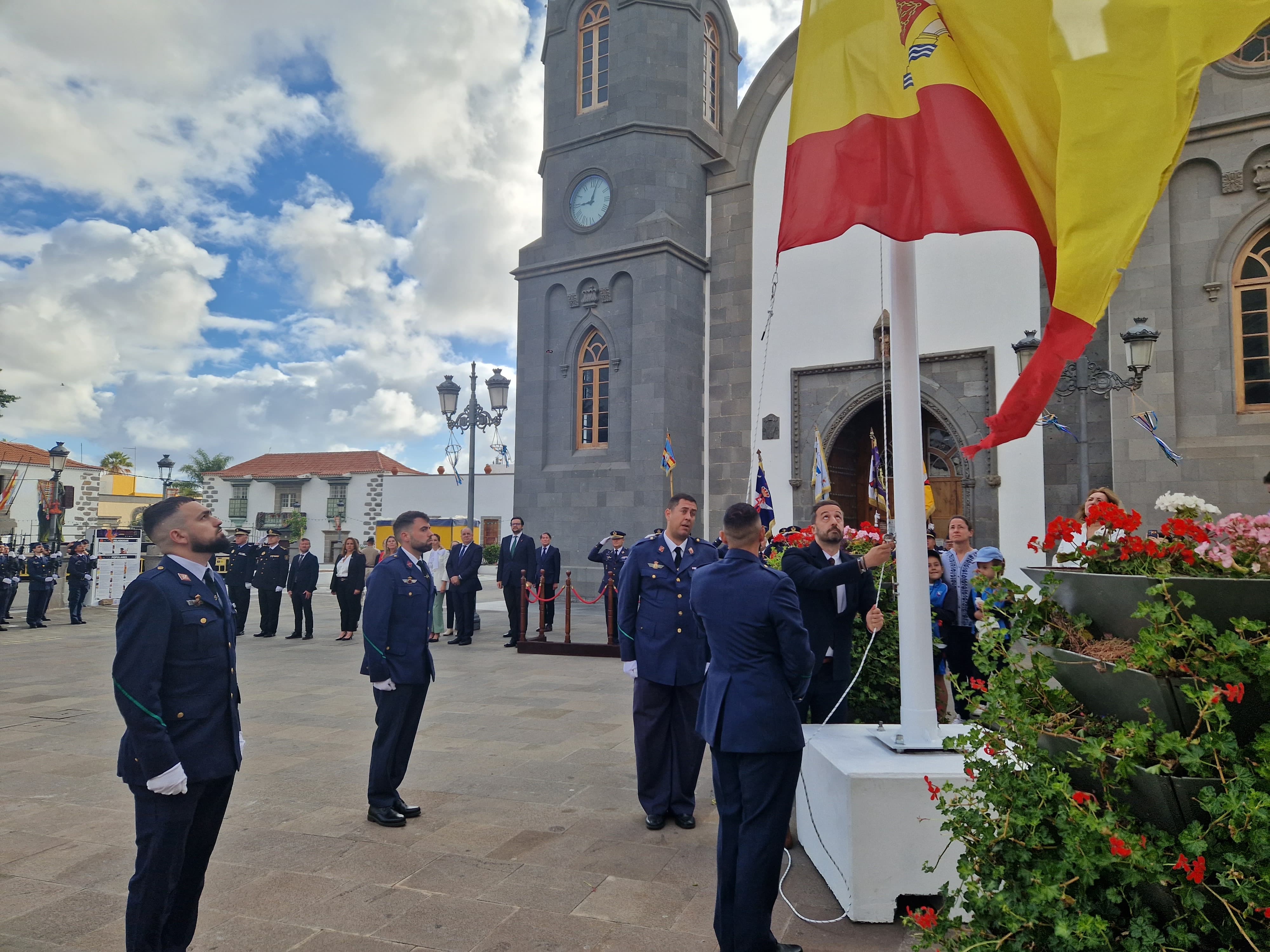 Izado bandera nacional / CanariasNoticias.es 