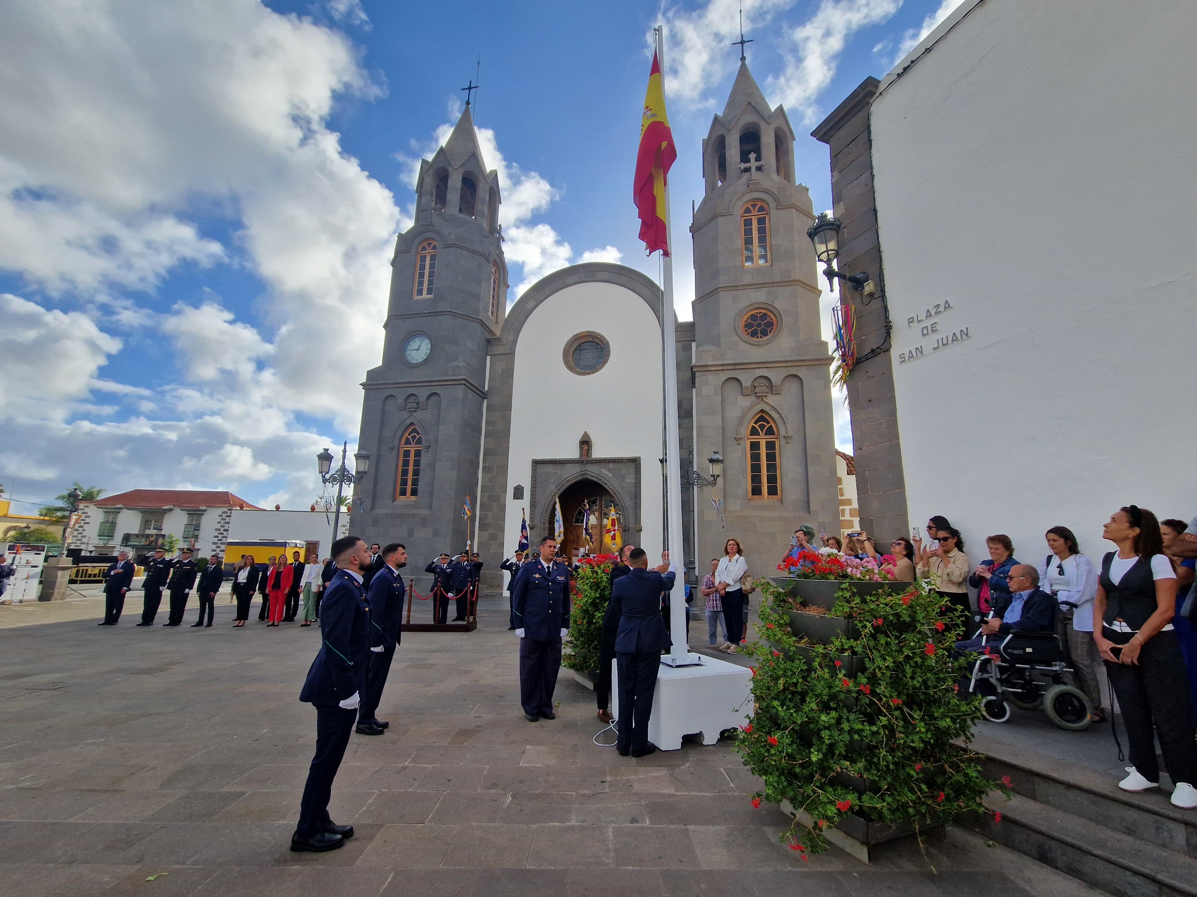 Izado bandera nacional / CanariasNoticias.es 