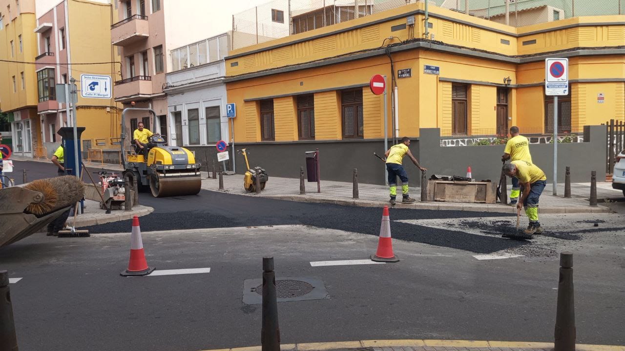 Obras en el saneamiento en la calle Pi y Margall