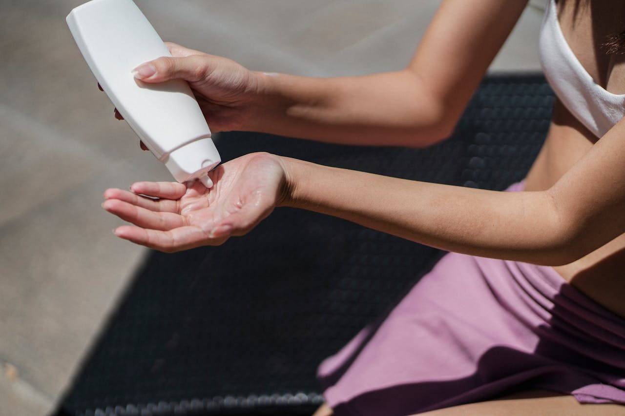 / Armin Rimold (Pexels) Mujer poniéndose protección solar