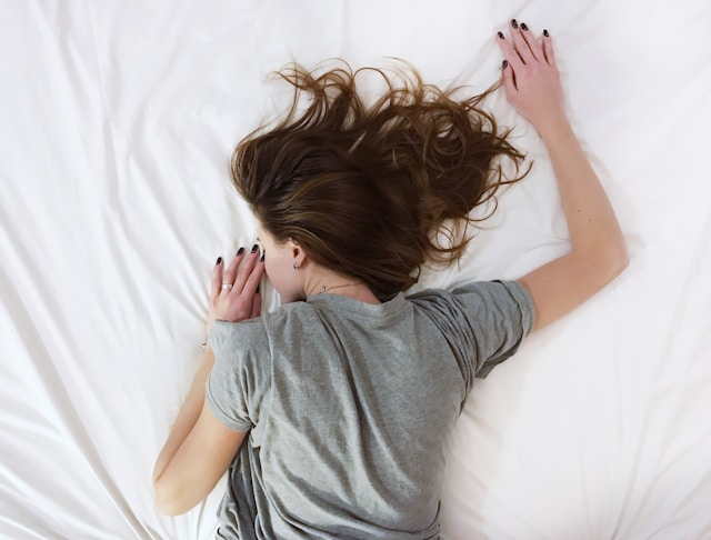 / Vladislav M (Unsplash) Mujer durmiendo