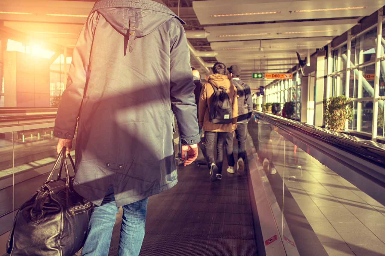 / Sammy-Sander (Pixabay) Viajeros aeropuerto