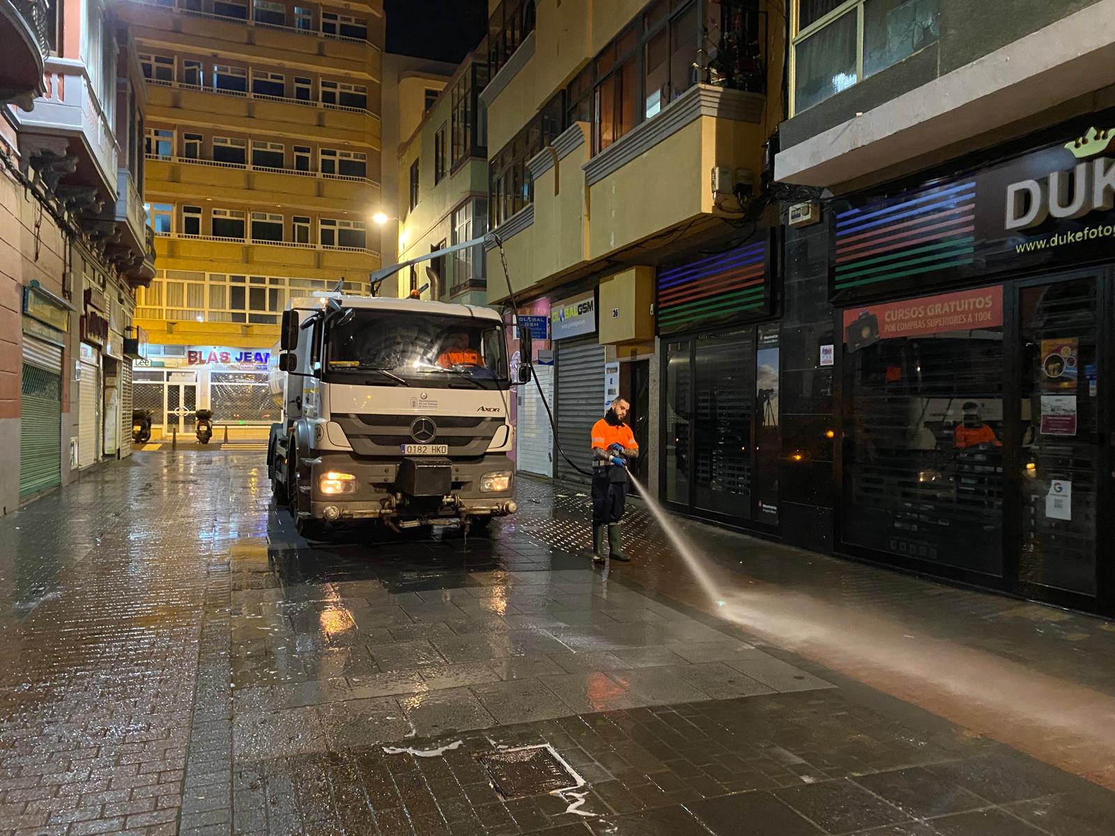 Trabajos de baldeo en Nochebuena. Las palmas de Gran Canaria/ canariasnoticias.es Trabajos de baldeo en Nochebuena. Las palmas de Gran Canaria/ canariasnoticias.es