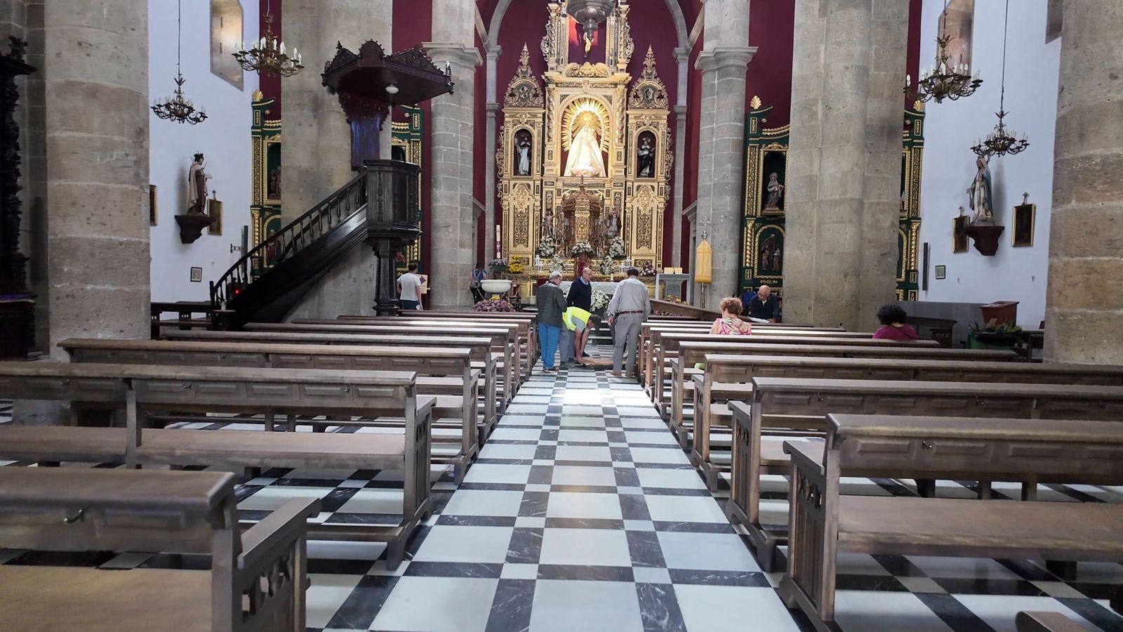 Renovación de bancos de la Iglesia
