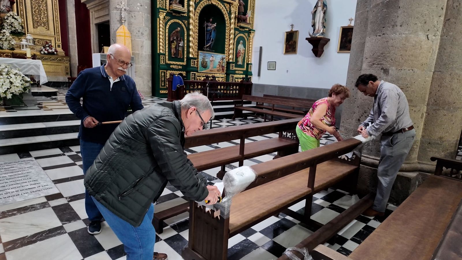 Renovación de bancos de la Iglesia