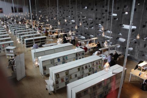 Lectores en una biblioteca