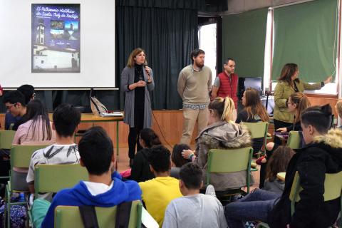 Alumnos en la exposición sobre patrimonio histórico de Santa Cruz