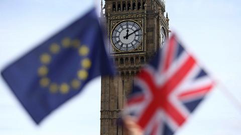 Banderas de Reino Unido y de la Unión Europea