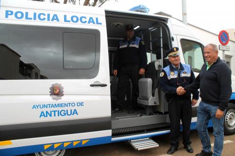 Alcalde de Antigua en el nuevo coche de la Policía Local de Antigua
