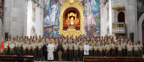 Militares con la Virgen de Candelaria