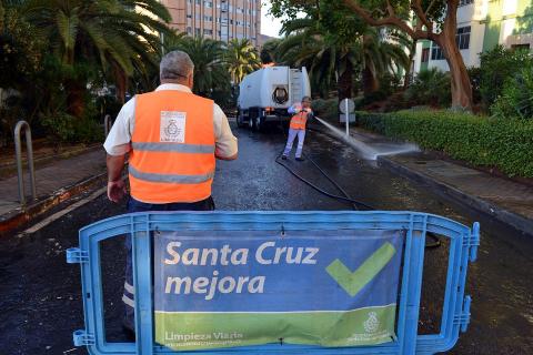 Limpieza en las caller Nuevo Obrero de Santa Cruz de Tenerife