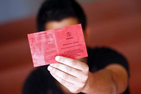 Una persona mostrando su documento de asilo