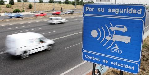 Carretera con cartel de control de velocidad