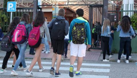 Jóvenes entrando a un instituto