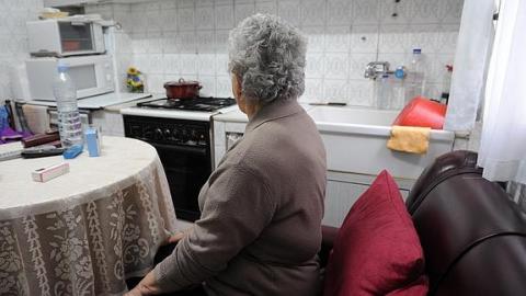 Mujer mayor viviendo sola