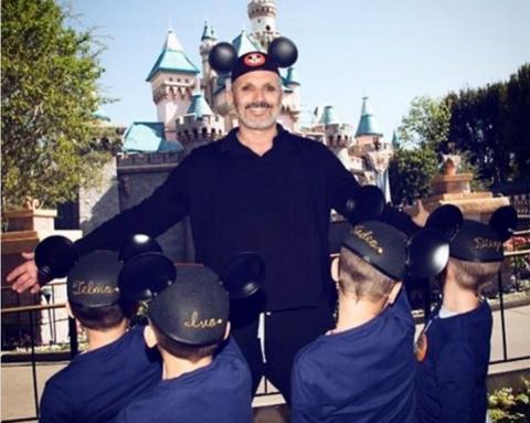 Miguel Bosé y sus hijos en Disneyland