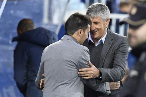 Quique Setién y Asier Garitano saludándose en el partido