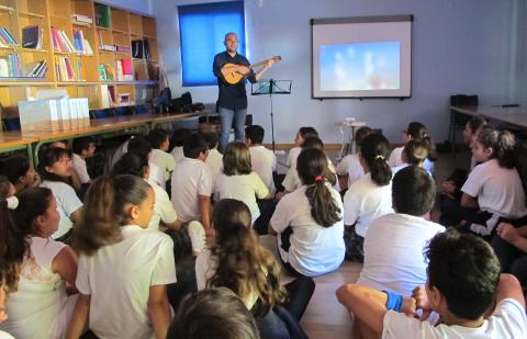 Alumnos escuchando música en un aula