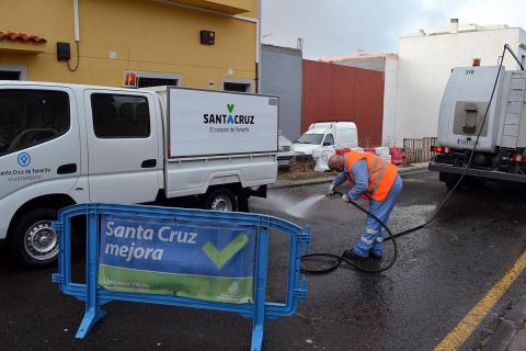 Operario de limpieza limpiando la calle en el barrio de la Gallega de Santa Cruz de Tenerife