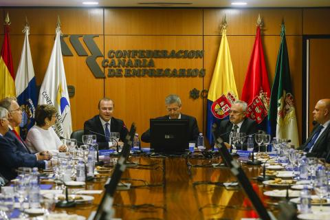 Reunión del alcalde de LAs Palmas de Gran Canaria, Augusto Hidalgo con la Confederación Canaria de Empresarios