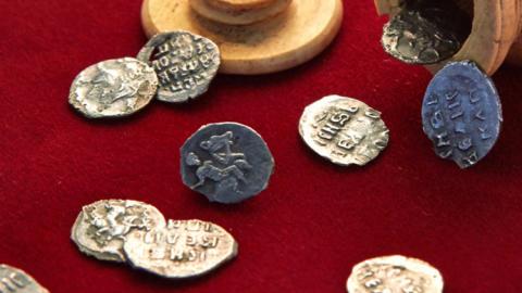 Pieza de ajedrez con monedas dentro encontradas en Moscú