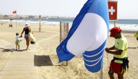Bandera azul en una playa