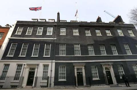 Bandera a media asta en Downing Street