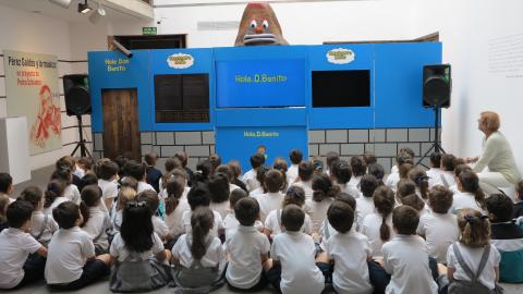 Niños viendo una función en la Casa Museo Pérez Galdós
