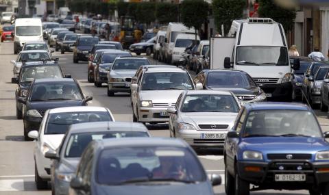 Caravana de coches en la carretera