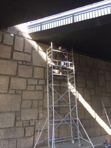 Un operario colocando las luminarias al un paso subterráneo en San Bartolomé de Tirajana