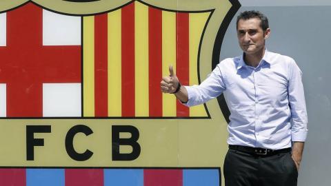 Ernesto Valverde con el escudo del FC Barcelona