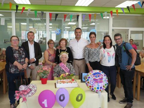 Francisca Rivera Delgado celebrando su 100 cumpleaños