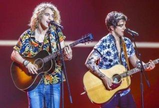 Manel Navarro cantando con su guitarra en el ensayo de Eurovisión