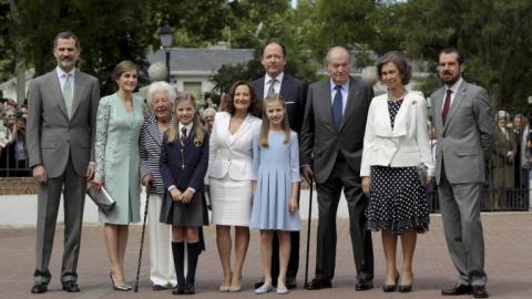 Foto de familia de la infanta Sofia en la primera comunión